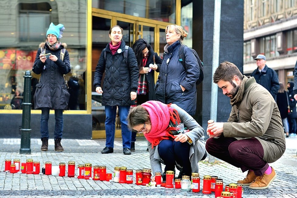 Pražané si 18. prosince připomenuli ztrátu bývalého prezidenta. Lidé Havlovi zapálili svíčku a vydali se na Hrad.