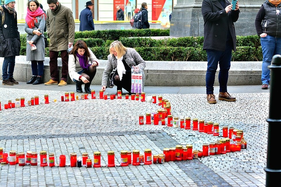 Pražané si 18. prosince připomenuli ztrátu bývalého prezidenta. Lidé Havlovi zapálili svíčku a vydali se na Hrad.