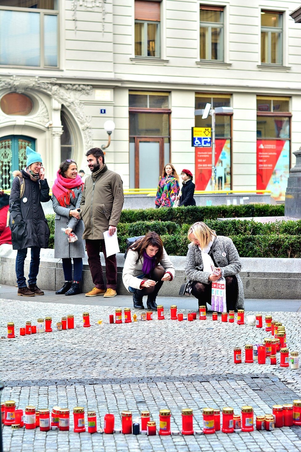 Pražané si 18. prosince připomenuli ztrátu bývalého prezidenta. Lidé Havlovi zapálili svíčku a vydali se na Hrad.