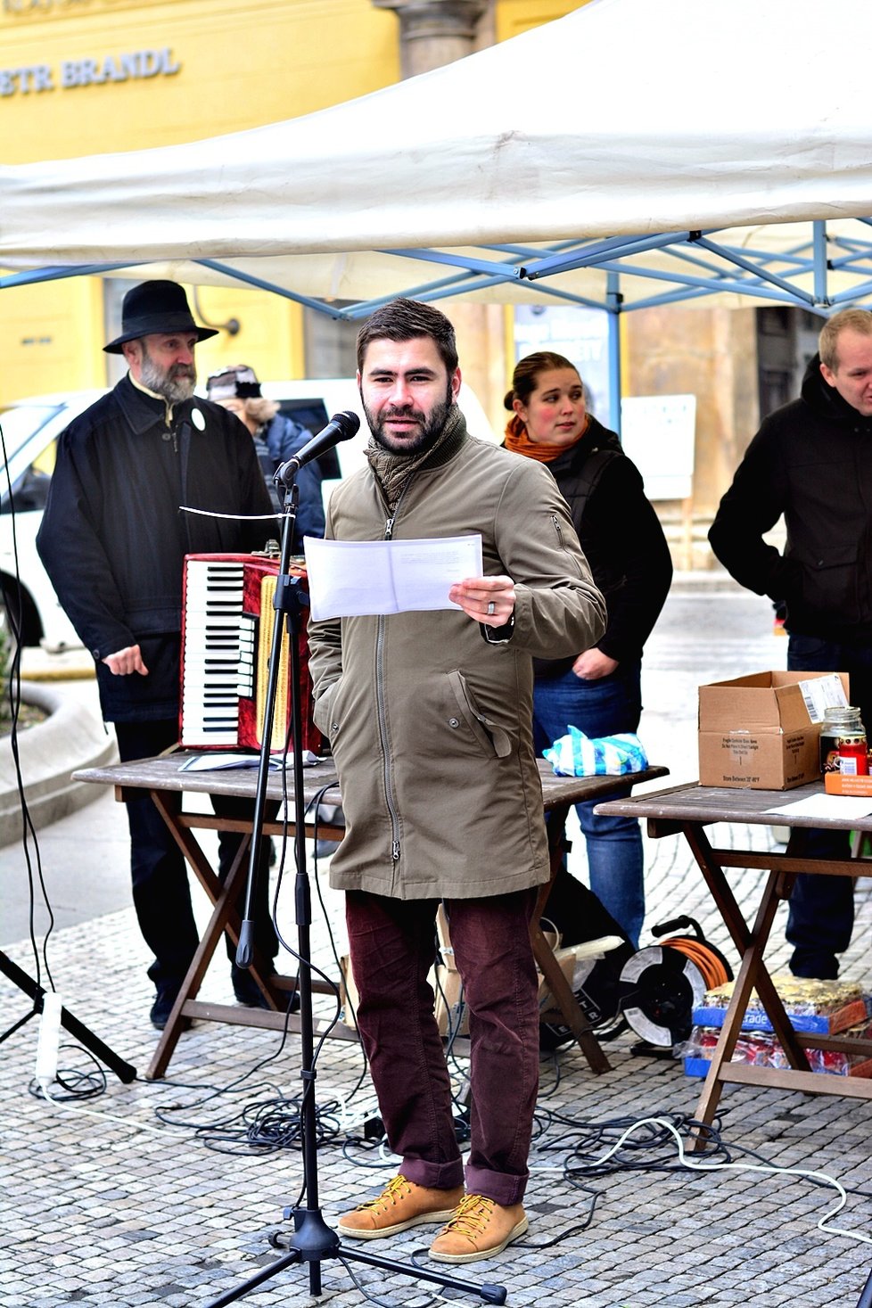 Pražané si 18. prosince připomenuli ztrátu bývalého prezidenta. Lidé Havlovi zapálili svíčku a vydali se na Hrad.