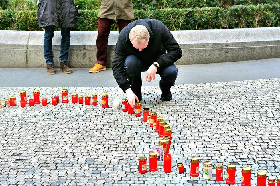 Pražané si 18. prosince připomenuli ztrátu bývalého prezidenta. Lidé Havlovi zapálili svíčku a vydali se na Hrad.