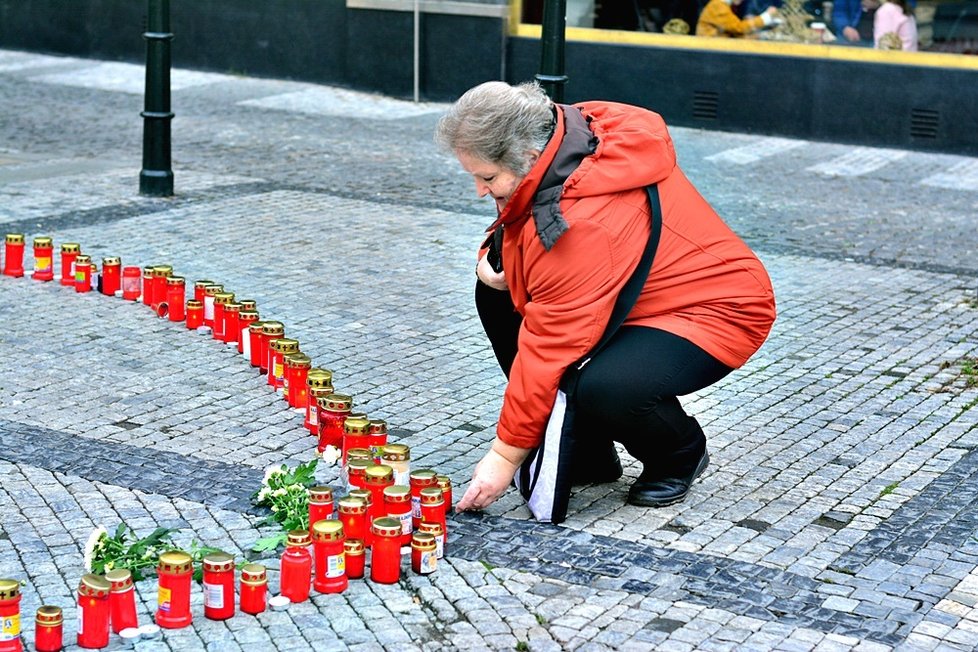 Pražané si 18. prosince připomenuli ztrátu bývalého prezidenta. Lidé Havlovi zapálili svíčku a vydali se na Hrad.