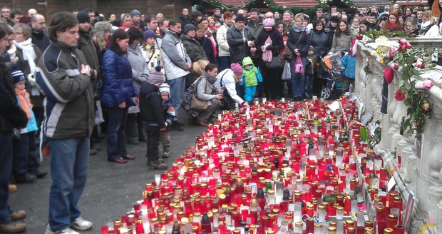 Brňané drželi minutu ticha za Václava Havla u Mariánského sloupu v centru města.
