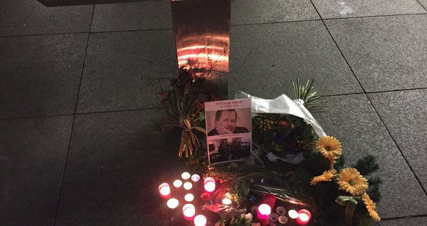 Stovky lidí uctívají průvodem na Hrad vzpomínku na Václava Havla, který zemřel přesně před 7 lety.