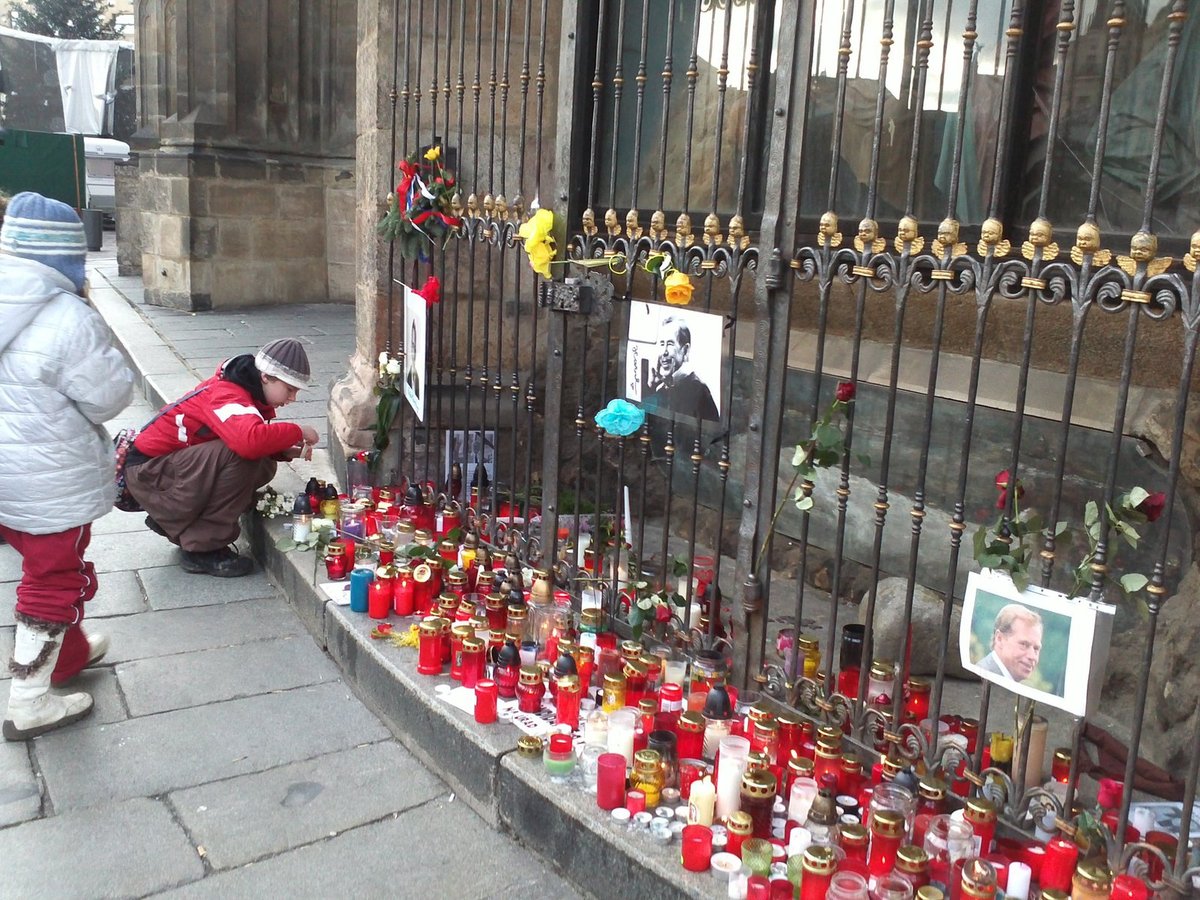 V Plzni truchlili za kostelem - Stovky svíček se tak na uctění památky Václava Havla rozhořely u kostela sv. Bartoloměje pod Andělíčkem, místem, kam Plzeňané podle tradice chodí vyslovit svá tajná přání.