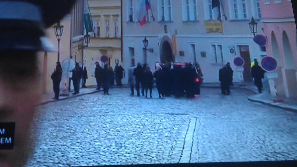 Z loretánského náměstí už pokračovalo jen auto s rakví a pozůstalí.