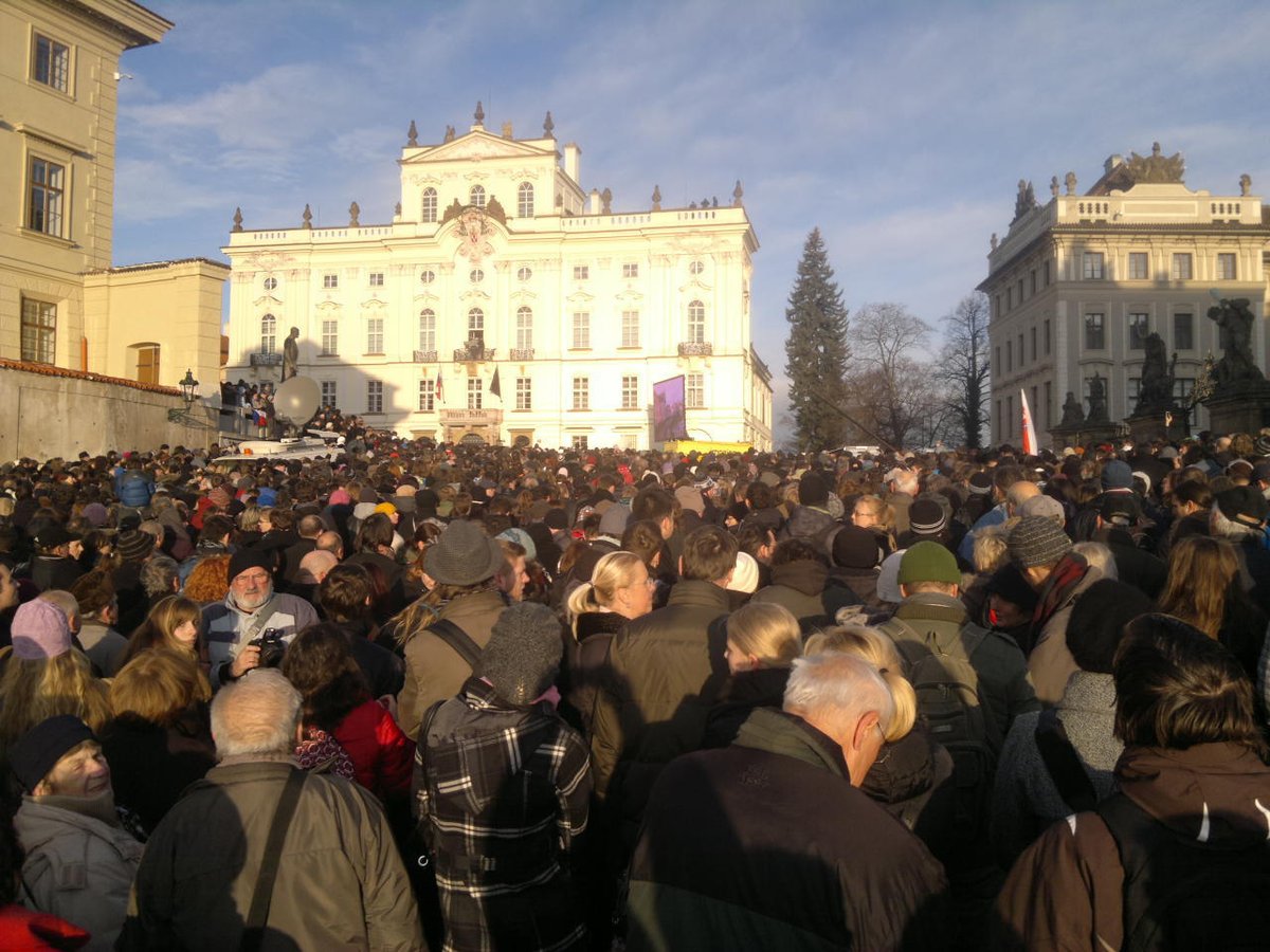 Na Hradčanech čekají všichni na zahájení oficiální části.