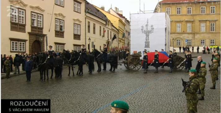 Lafeta s rakví vyráží do Vladislavského sálu.