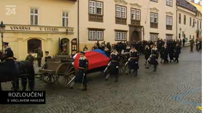 Lafeta s rakví se přemisťuje do Vladislavského sálu.