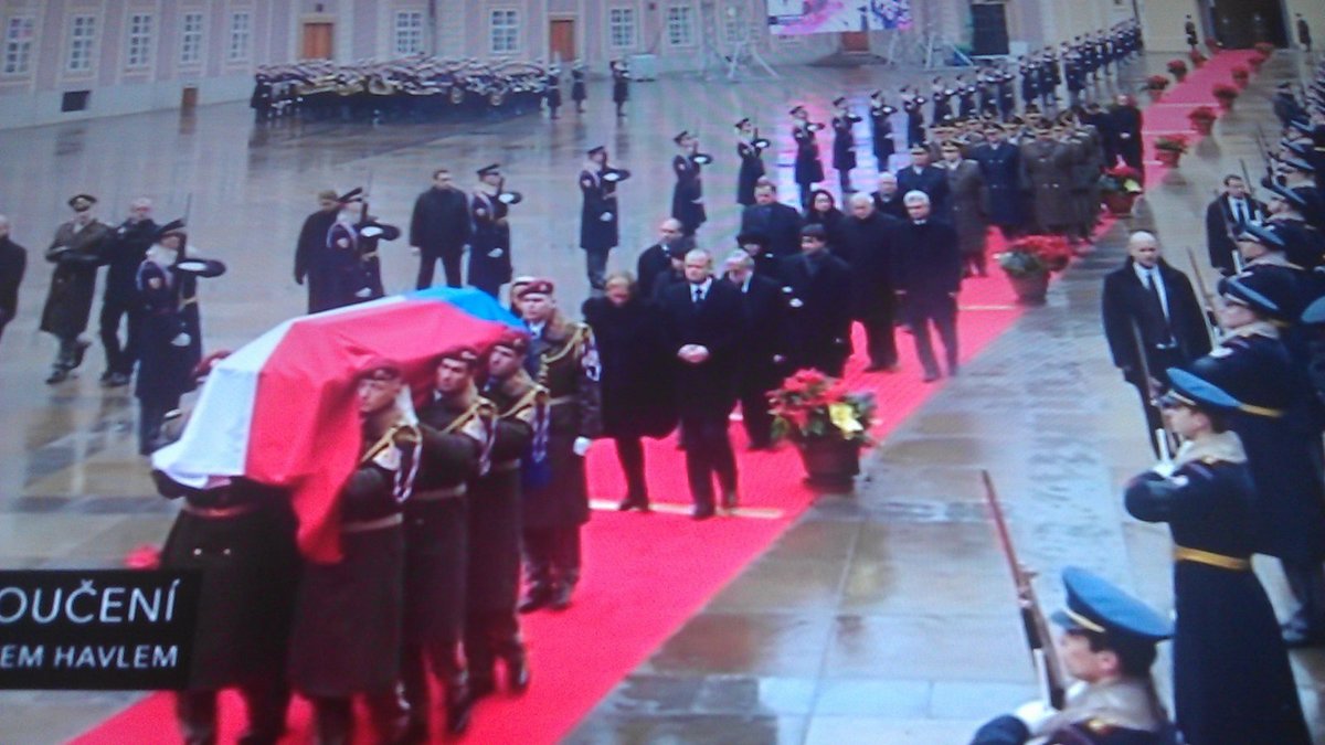 Za rakví jde Dagmar s Ninou a zeťem. Dále Havlův bratr Ivan se ženou, Pavel Rychetský, Miroslava Němcová nebo Petr Nečas.