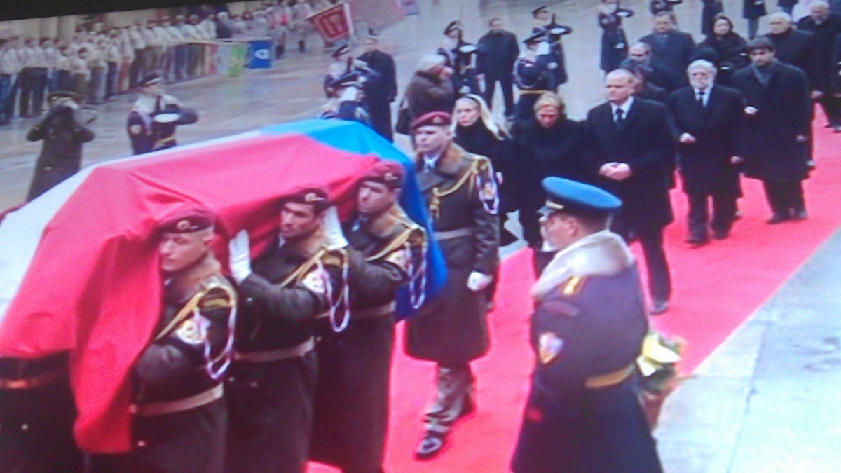 Za rakví jde Dagmar s Ninou a zeťem. Dále Havlův bratr Ivan se ženou, Pavel Rychetský, Miroslava Němcová nebo Petr Nečas.