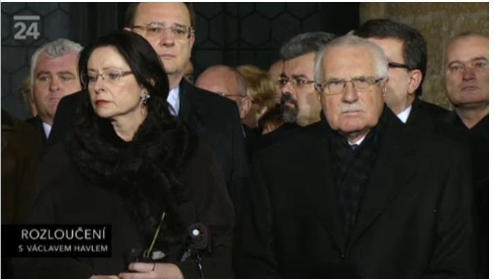 Ceremonii přihlížejí Miroslava Němcová a Václav Klaus