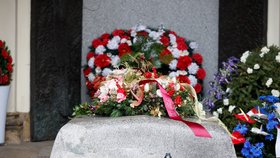 Vzpomínkovou kytici přinesla na hrob Václava Havla jeho druhá žena Dagmar