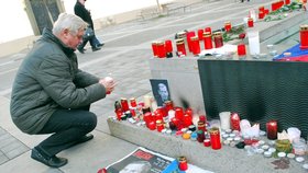 Na Moravském náměstí v centru Brna se i v pondělí tiše vzpomínalo na Václava Havla.