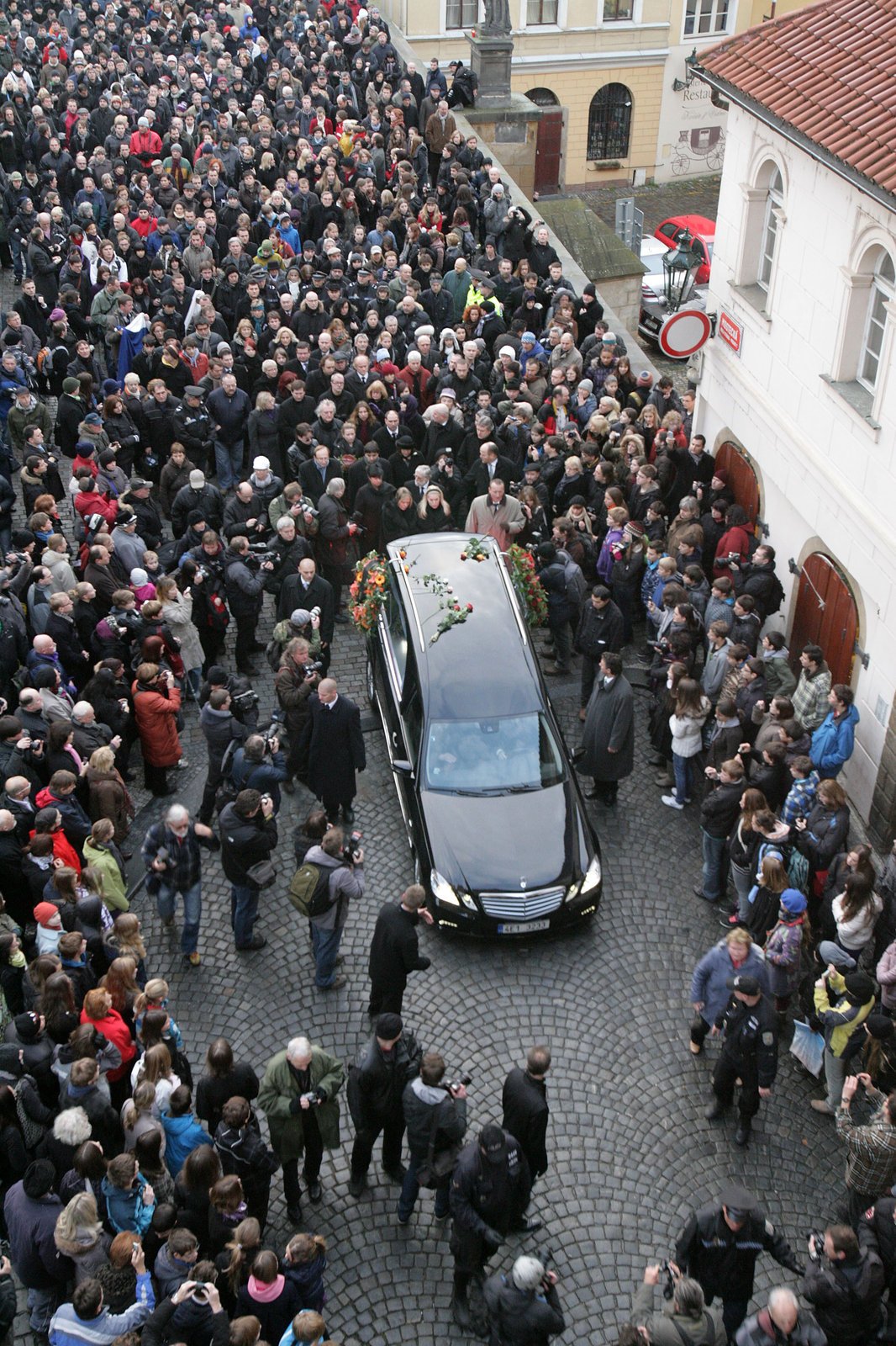 Smuteční průvod za Václava Havla (†75) pochodoval Prahou.