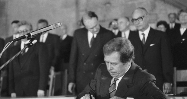 Václav Havel strvzuje ústavní slib svým podpisem poté, co byl zvolen prezidentem.