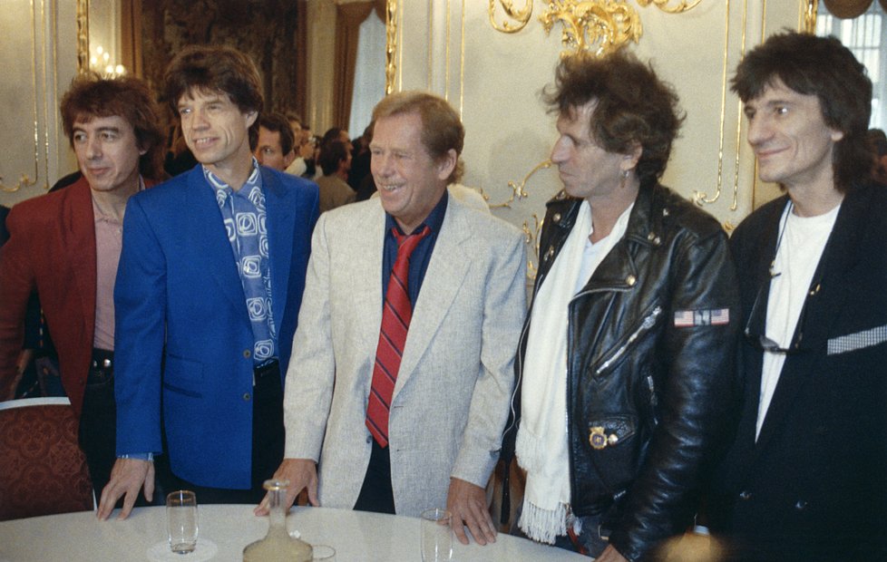 Prezident Československa Václav Havel spolu s členy skupiny Rolling Stones (Praha, 1990)