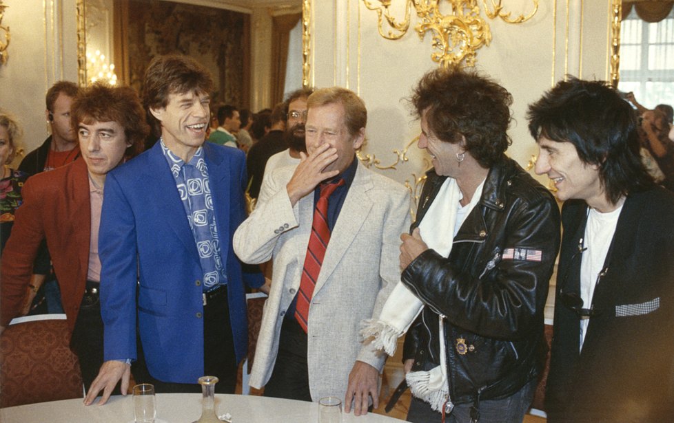 Prezident Československa Václav Havel spolu s členy skupiny Rolling Stones (Praha, 1990)