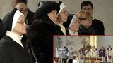 Mše za Havla: Kardinál Duka dojal Dášu a varoval před komunisty