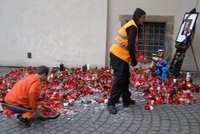 Šok před Pražským hradem: Uklízeči házeli svíčky pro Havla do kontejneru