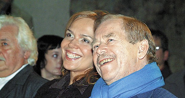 „Václav Havel nám hodně chybí.“ Oslavil by 83. narozeniny, kritici si rýpli do Zemana