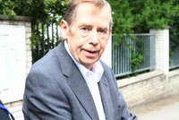 14 let od smrti Václava Havla: Lidé si ho připomenou u hrobu, na Hrádečku i v knihovně