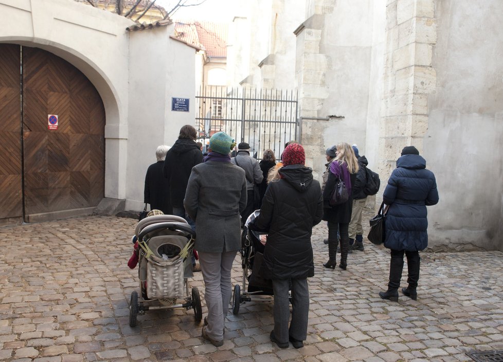 Před branami Pražské křižovatky stály lidé už od desíti hodin.