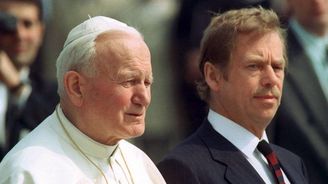 Vystoupil z letadla, poklekl a políbil zem. Před 30 lety poprvé navštívil Československo papež Jan Pavel II.
