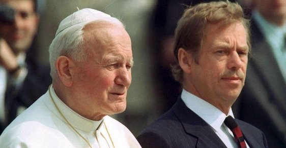 Vystoupil z letadla, poklekl a políbil zem. Před 30 lety poprvé navštívil Československo papež Jan Pavel II.