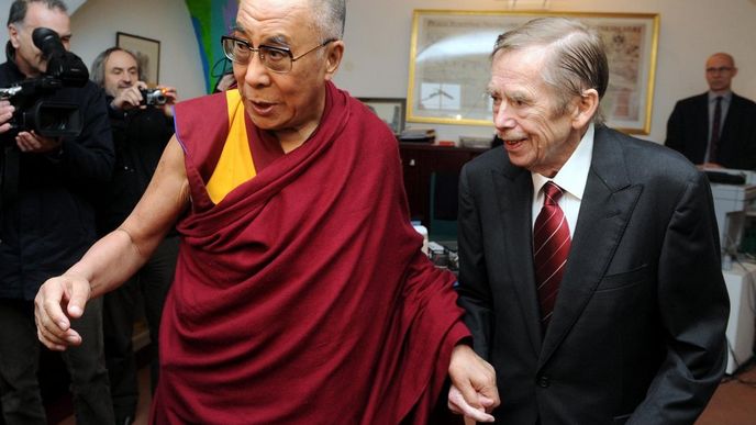 Tibetský duchovní vůdce dalajlama se setkal 10. prosince v Praze s exprezidentem Václavem Havlem. (archivní foto)