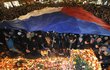 Tisíce lidí přišlo včera večer uctít památku exprezidenta na Václavské náměstí v Praze.