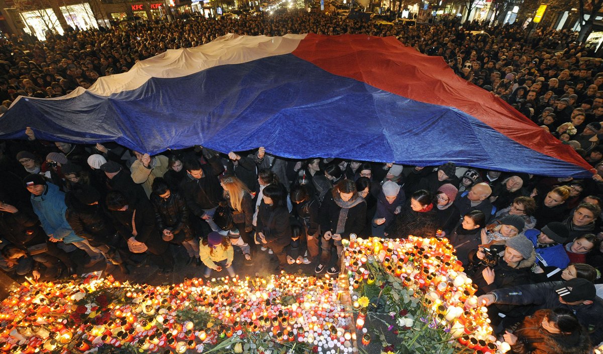 Tisíce lidí přišlo včera večer uctít památku exprezidenta na Václavské náměstí.