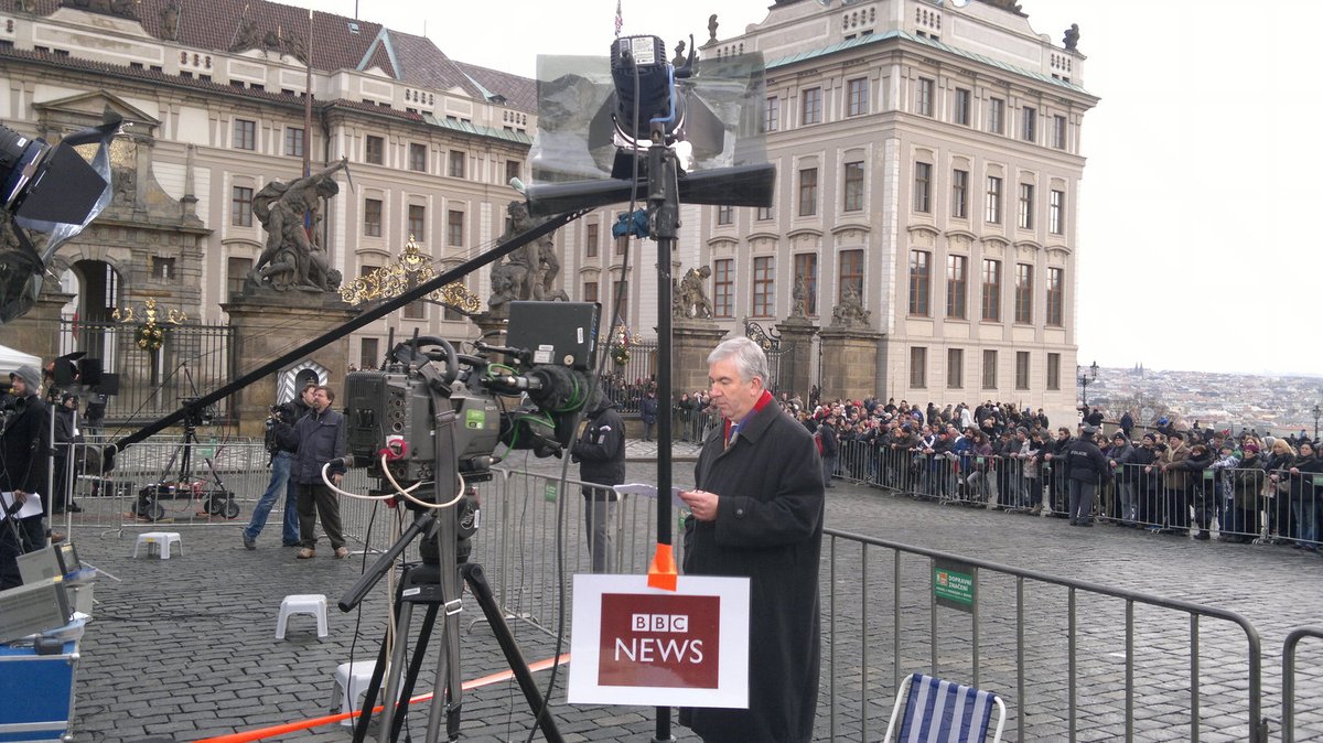 Na pohřbu jsou i zahraniční média.