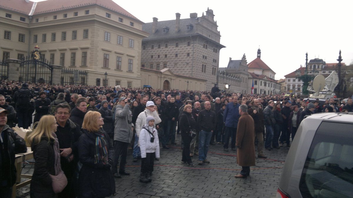 Lidé smutnící na Hradčanech.