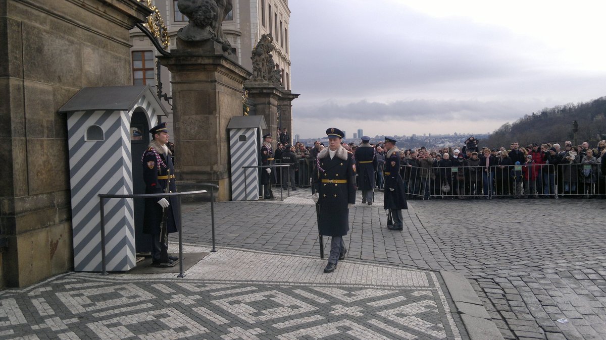 Smuteční střídání hradní stráže.