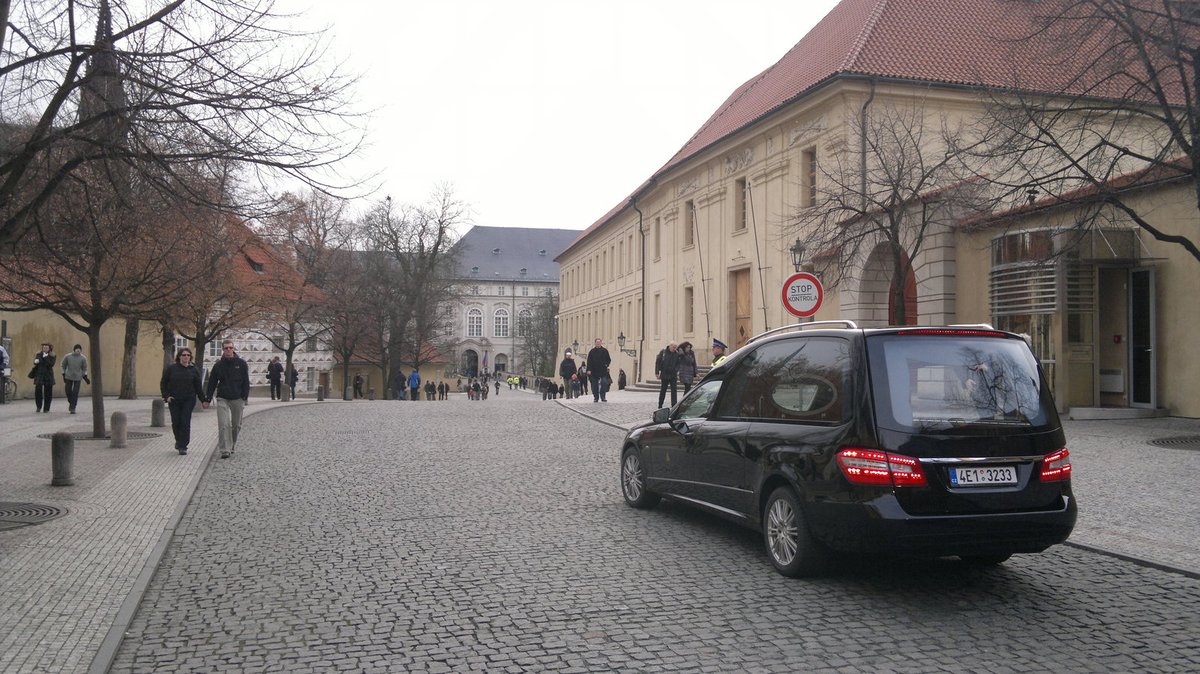 V blízkosti chrámu sv. Víta už čeká pohřební vůz.