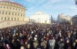 Na Hradčanském náměstí se tísnily tisíce lidí.