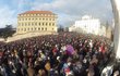 Na Hradčanském náměstí se tísnily tisíce lidí.