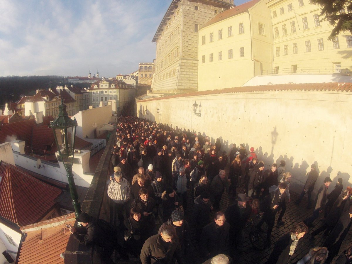 Zaplněná cesta na Pražský hrad.