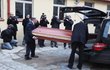 Rakev s ostatky exprezidenta byla v pondělí dopoledne převezena do středisla Pražská křižovatka.
