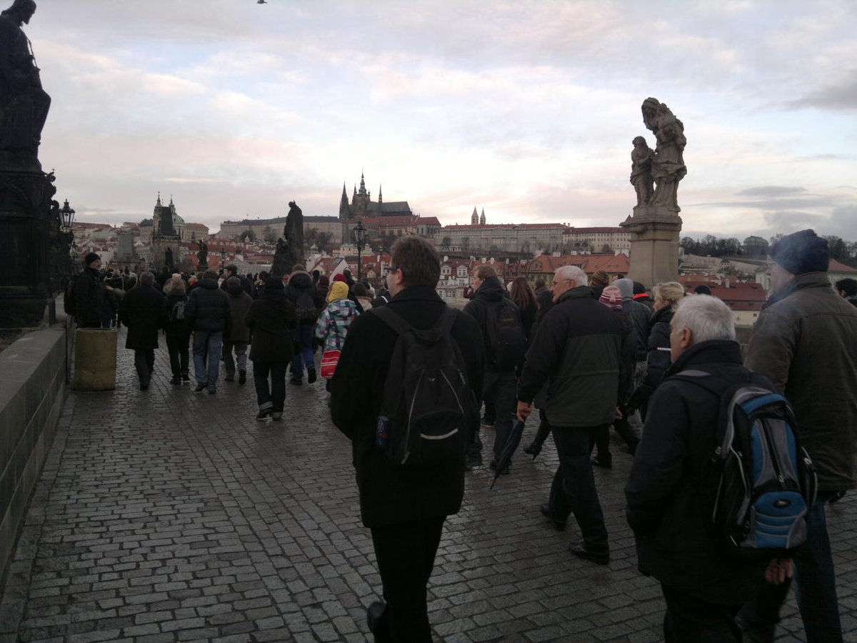 Průvod prošel přes Karlův most