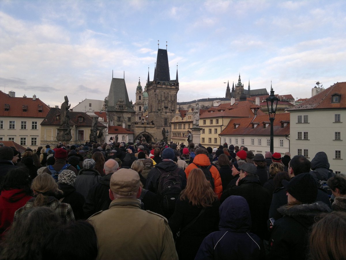 Průvodu se zúčastnilo podle posledních informací přes deset tisíc lidí.