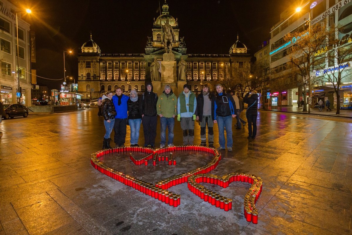 Dvě srdce ze svíček včera lidé vytvořili na pražském Václavském náměstí.