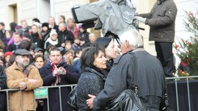 Marta Kubišová přichází na Zádušní mši za Václava Havla (23. 12. 2011)