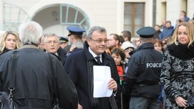 Vladimír Dlouhý vstupuje do chrámu sv. Víta na Zádušní mši za Václava Havla (23. 12. 2011)