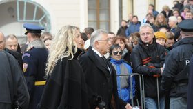 Zádušní mše za Václava Havla se zúčastnila i Olga Menzelová s manželem Jiřím Menzelem  (23. 12. 2011)