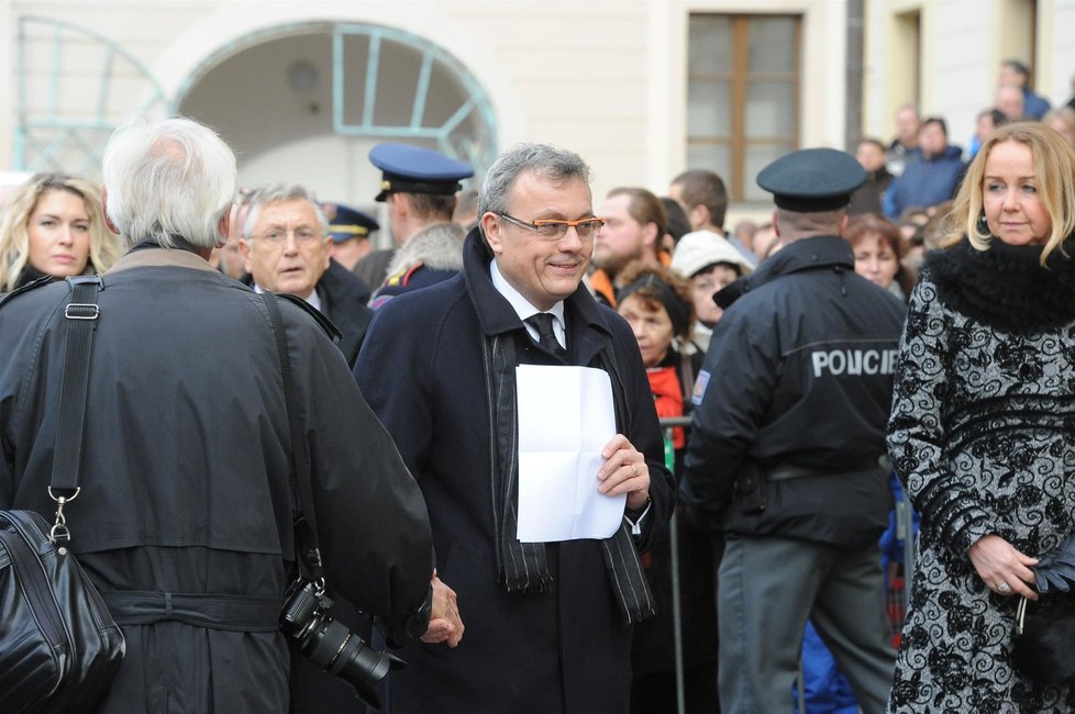 Vladimír Dlouhý vstupuje do chrámu sv. Víta