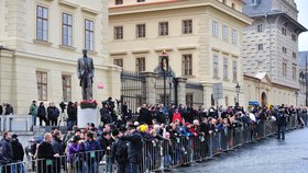 Na příjezd zahraničních delegací čekájí před Pražským hradem stovky lidí