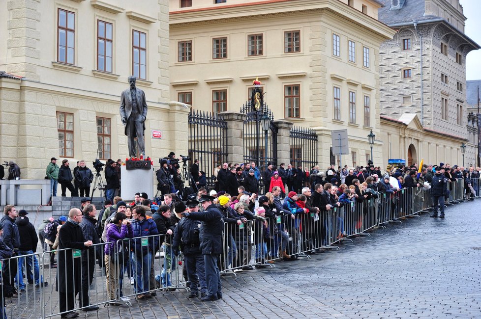 Na příjezd zahraničních delegací čekájí před Pražským hradem stovky lidí