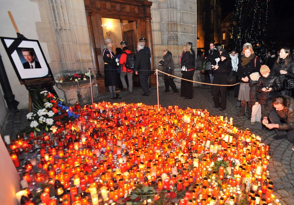 Záplava svíček před vstupem do Vladislavského sálu, kam byla převezena rakev z Pražské křižovatky.